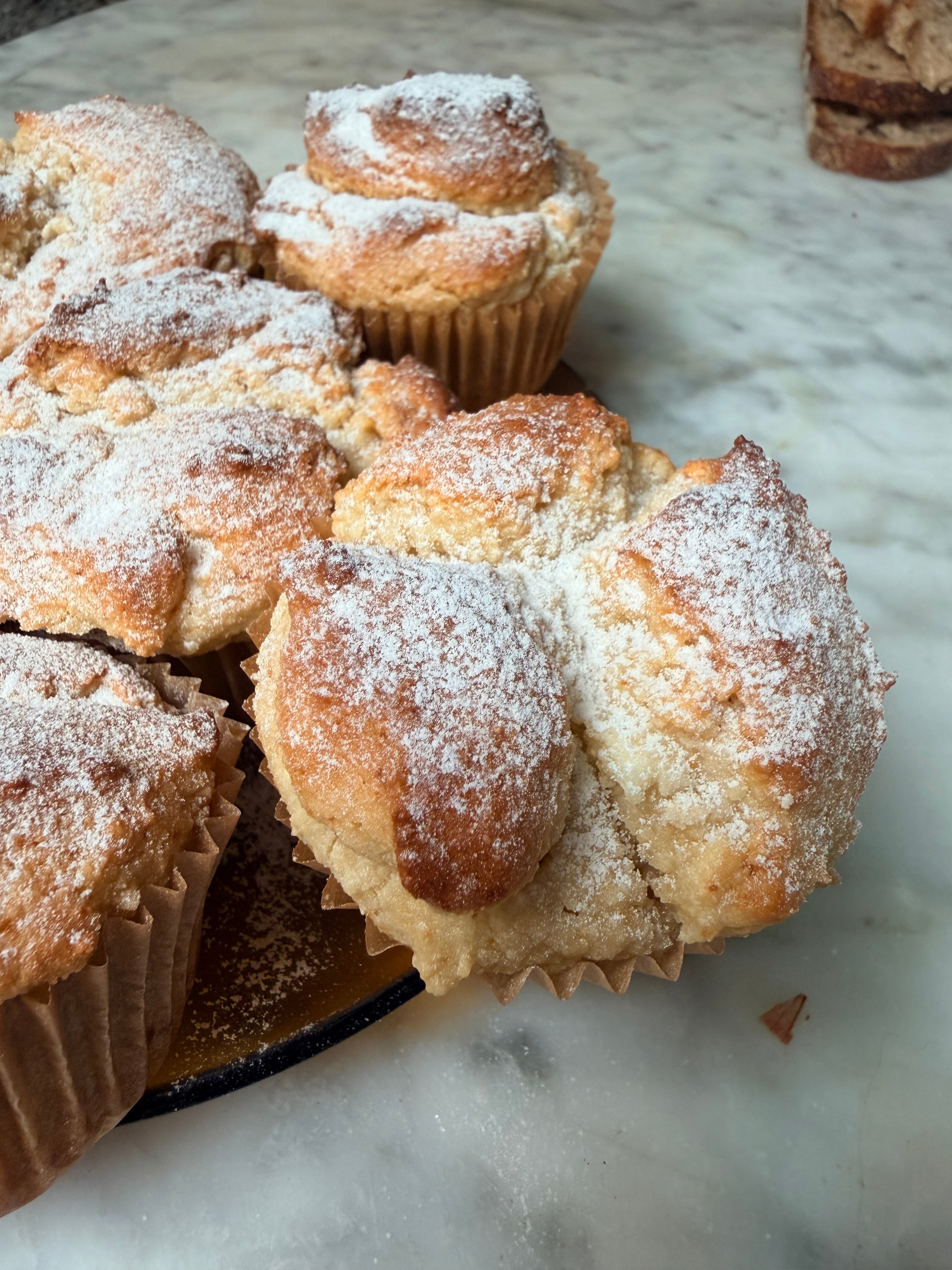 Magdalenes d’ametlla amb mel i skyr