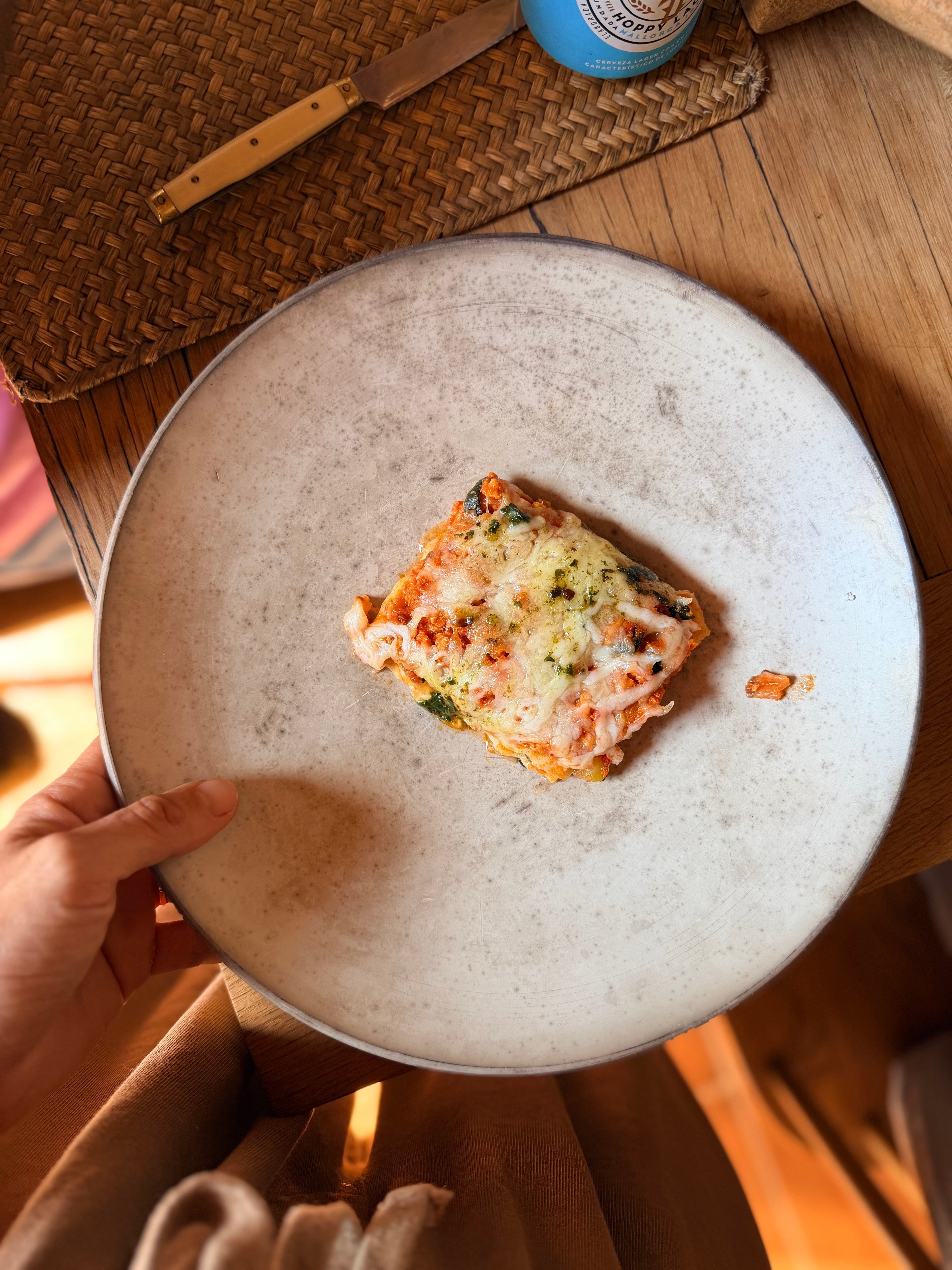 Lasanya proteica amb kale i pesto