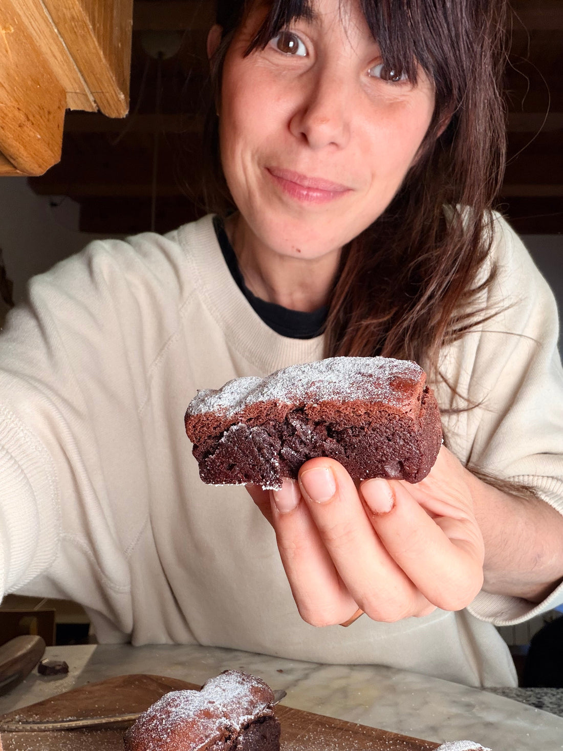 Pastís fudgy de xocolata, tahin i dàtils